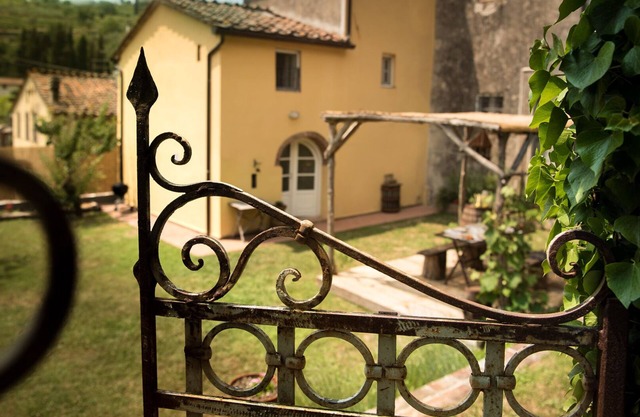Tuscan rustic house with exclusive private garden