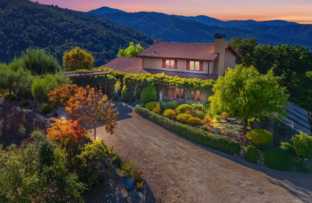 Tuscan Vineyard Retreat with 360 Views and Pool