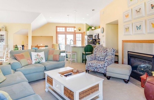 Twice The Fun I, 5-min walk to Corolla beach, restaurants, & shopping.