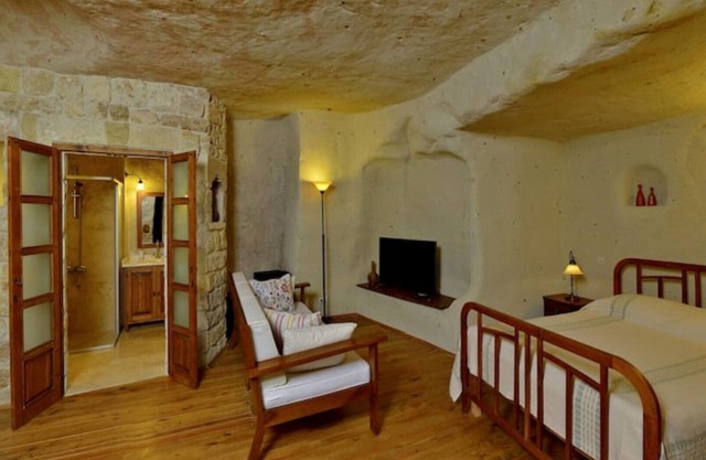Twin-Arch 2 Bedroom Cave House