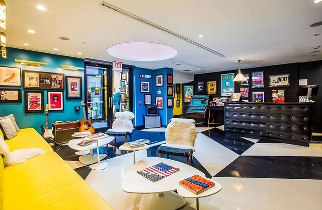Twin Backstage Kings w/Poolside Lounge, & Parking, Pet Friendly!