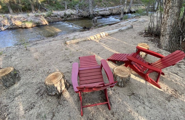 Twin Creek Cabin, Cottonwood Creek in Backyard Twice -VIEWS - MUST SEE 2.5 acres