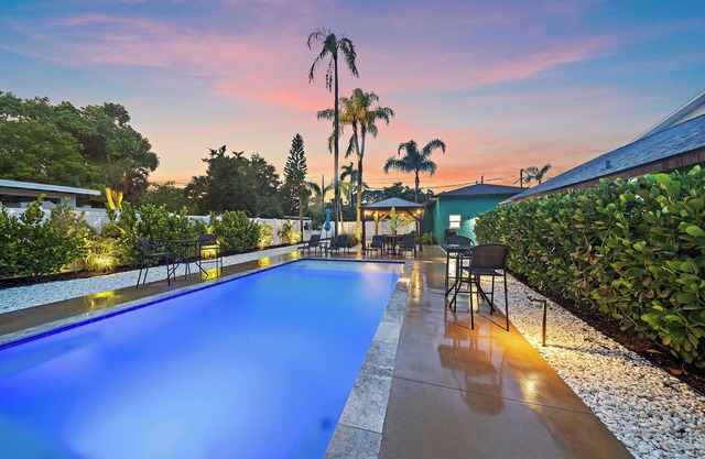 Twin Palms | Two Houses + Private Pool!