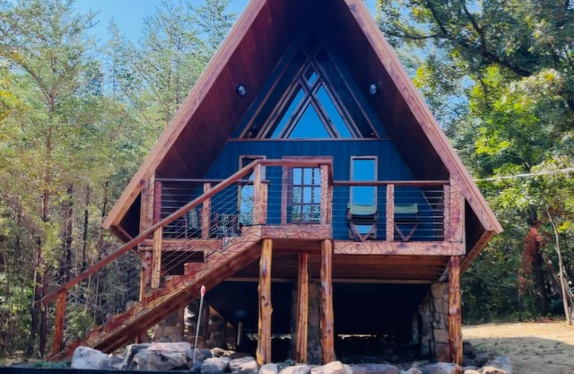 Twin Peaks Chalet is custom built chalet in the heart of the Smoky Mountains