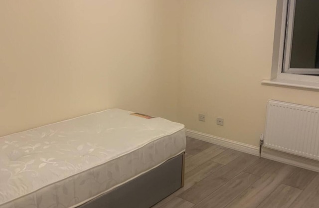 Two Bed House to rent in Isleworth Near the Allianz Stadium