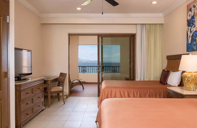 Two Bedroom apartment for 6, hotel services and full kitchen Beach some steps