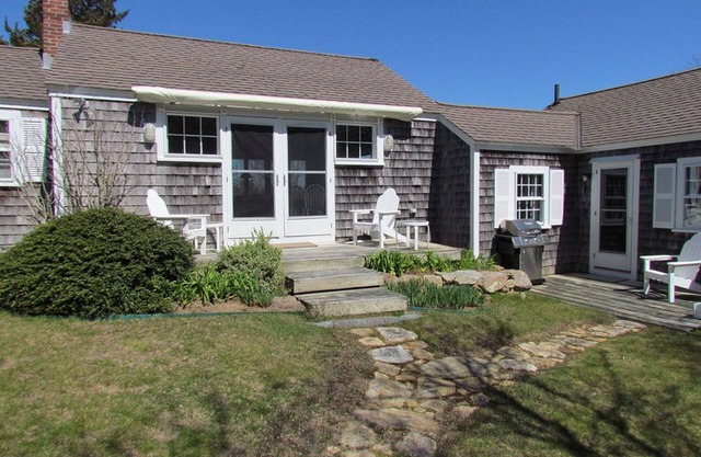 Two Bedroom Cottage Short Walk up a path to shared private beach