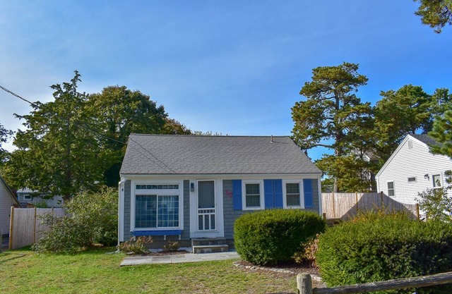Two bedroom cottage only 2/10's mile to beach