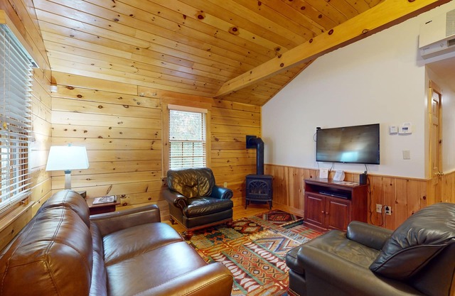 Two-bedroom dog-friendly cabin with firepit, gym & trails for your next escape