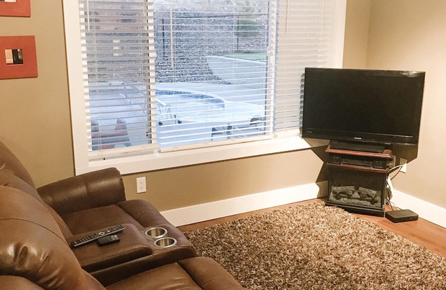 Two bedroom family friendly suite minutes from 3 beaches and multiple wineries!