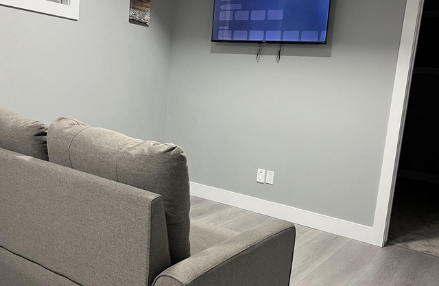 Two Bedroom House Near Southgate Mall. Pet-Friendly!