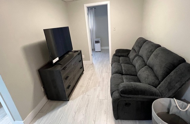 Two bedrooms flat near Plage Kiwanis (Le Centre-Ville)