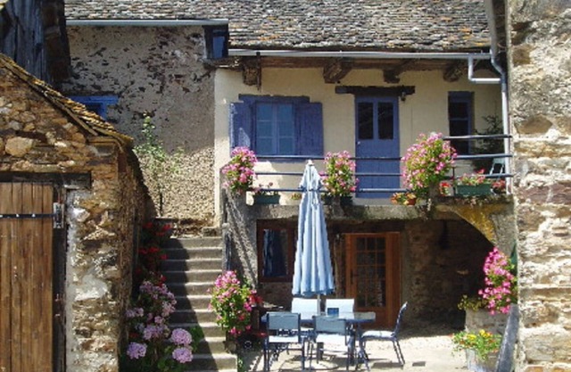 Two connecting gîtes ideal for large family groups/friends sharing, shared pool
