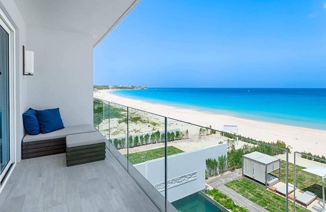 TWO ELEGANT AND CHIC VILLAS ON MEADS BAY