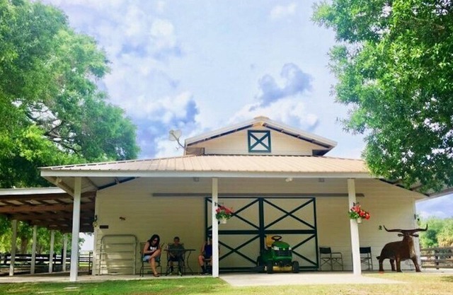 Two Grooms Farm - Goat Farmstay