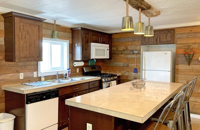 TWO HOMES 20 min from Bear Lake, sleeps 30 +RV