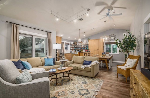 Two King Suites, Ocean Views & Upscale Touches in Downtown Manzanita