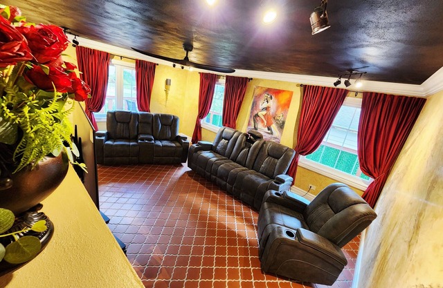 Two Kings ChicagonA unique royal environment, kingly comfort!