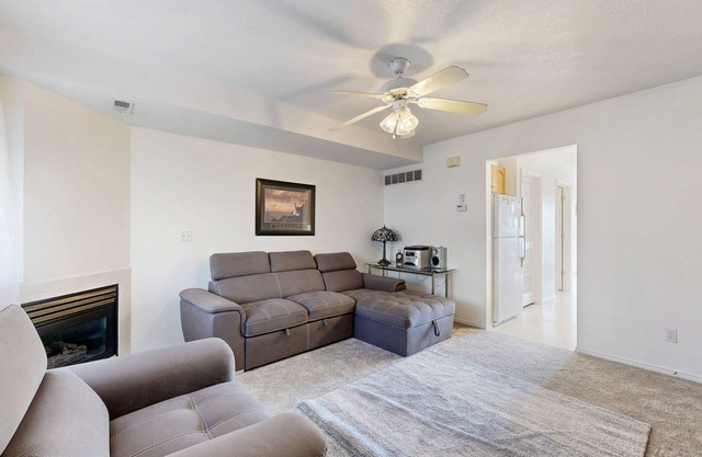 Two-level condo w/lake view, balcony & shared pool/hot tub/tennis