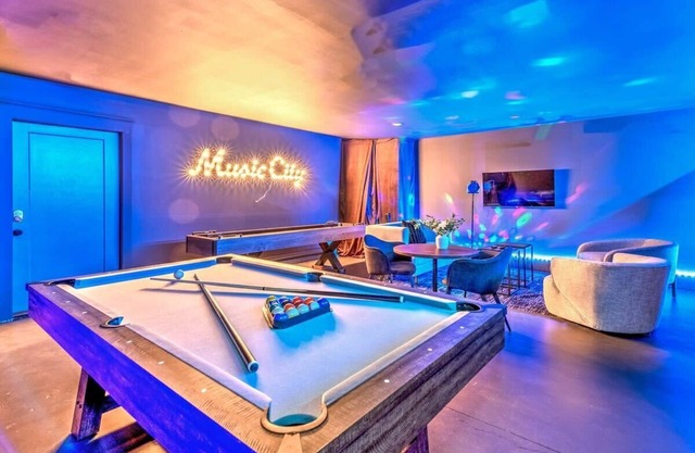 Two Luxe Homes-Game Rooms! 31 Beds! Large groups!