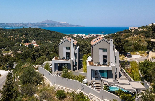 Two Luxury Villas rented as one, ideal for big Groups - close to the beach!