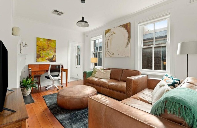 'Two of a Kind' Heritage Stay with Harbour Views