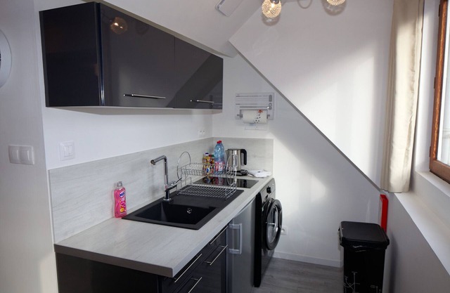 TWO-ROOMED FLAT WITH SELF CHECK IN, Netflix & WIFI