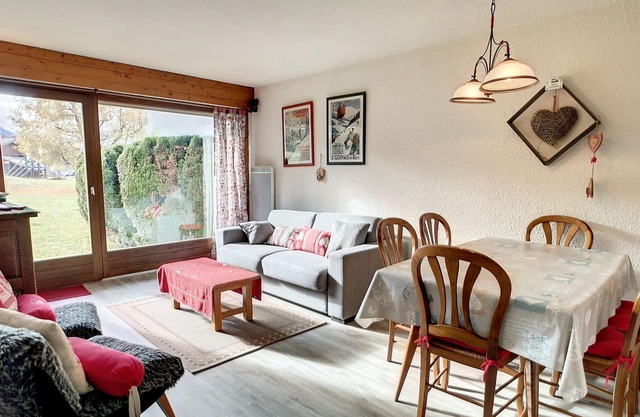 Two rooms on the south garden level of about 37m², located at 200 m from the slopes and 7 min walkin