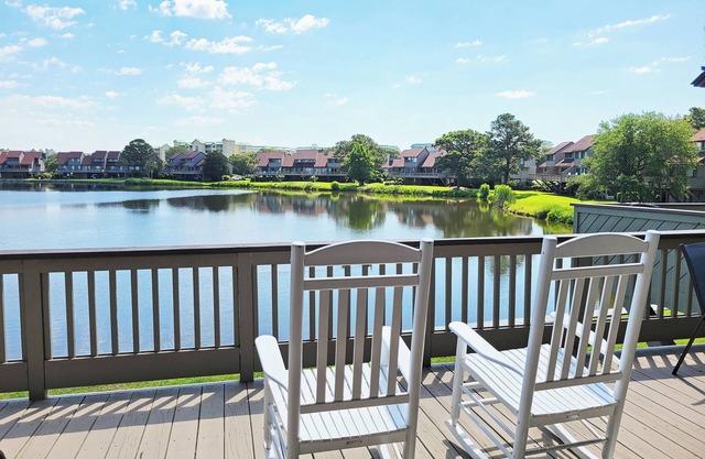 Two-Story Beach Townhouse, Lake View, Easy Walk to Beach, Pool, Covered Parking