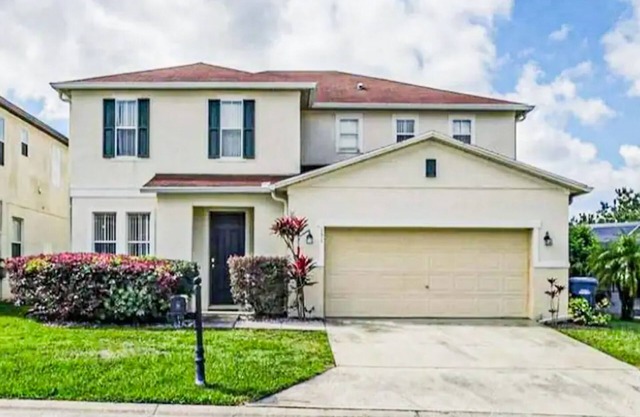 Two-story home with private pool, screened patio, & BBQ - near golf/Disney
