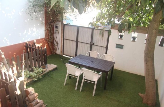 Two-story house with garden and patio in a quiet area. Easy parking
