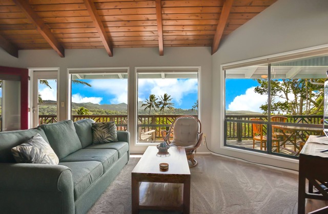 Two-story house with wraparound lanai, WiFi, amazing views