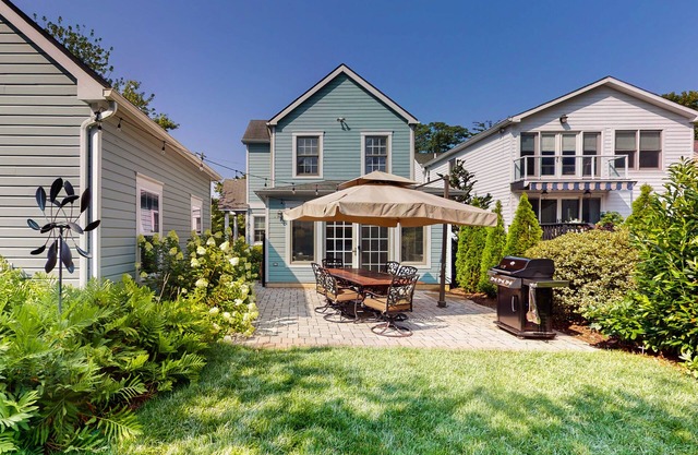 Two-story retreat near the harbor with a washer/dryer, patio, & gas fireplace