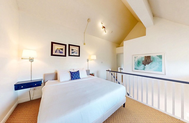 Two-story studio-plus-loft w/fireplace & access to pool/hot tub - stellar views
