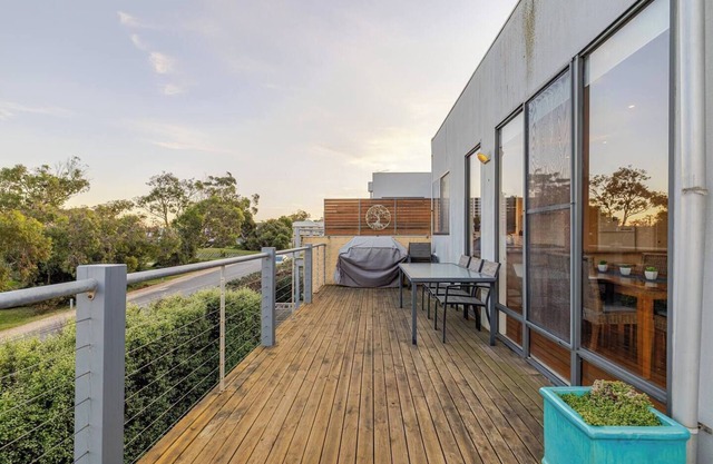 Two Story, Torquay Holiday Home with Large Balcony | Golf Course