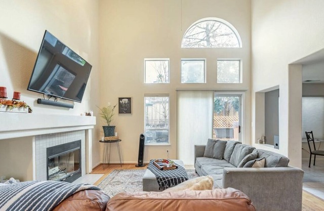 TwoStory comfy Family Home 🪵🔥Fully Stocked, located in the heart of Rocklin,CA
