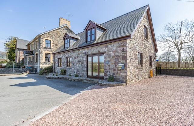 Ty Mawr Coach House - Two Bedroom House, Sleeps 4