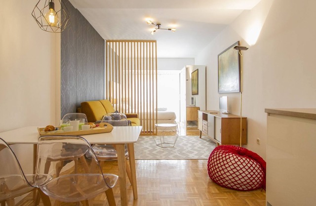 UD Apartments - Atocha Stylish with Pool