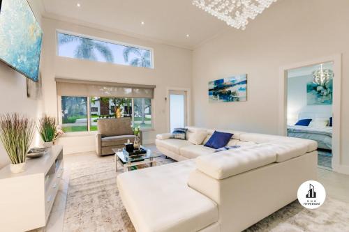 Uhost AI - Luxurious 5B Home w Pool & Lounge