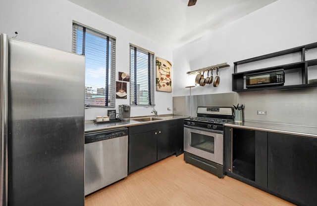 UIC /Little Italy - Historic 2 Bed 1 Bath Apt. WITH FREE PARKING!