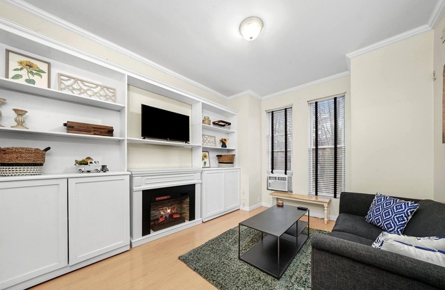 UIC/Little Italy - Historic 2 Bed 1 Bath Apt. WITH FREE PARKING!