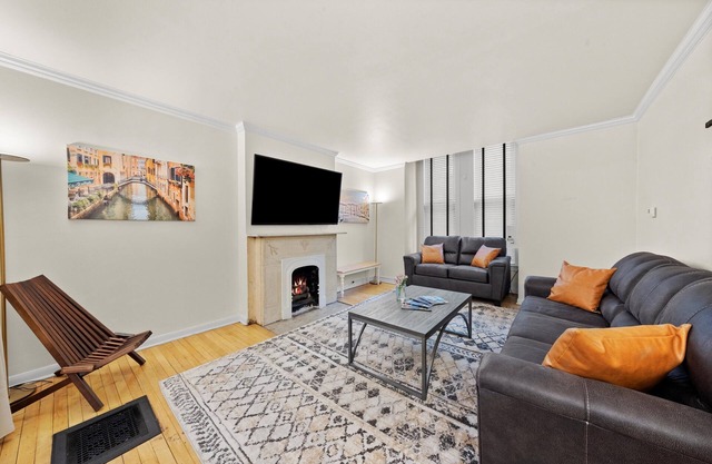 UIC/Little Italy - Lovely 1 Bed 1 Bath Apt. - FREE PARKING & IN-UNIT WASH/DRY