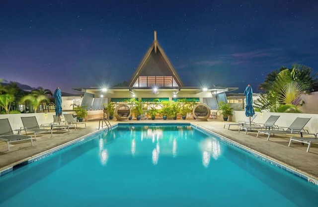 Ultimate Couple's Escape! Modern Ocean Front Room | Dining Option + Pool