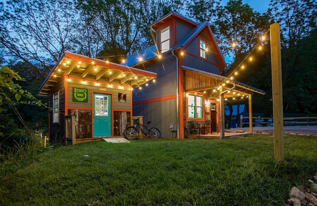 Ultimate Mountain Bikers Dream, walking distance to downtown Brevard
