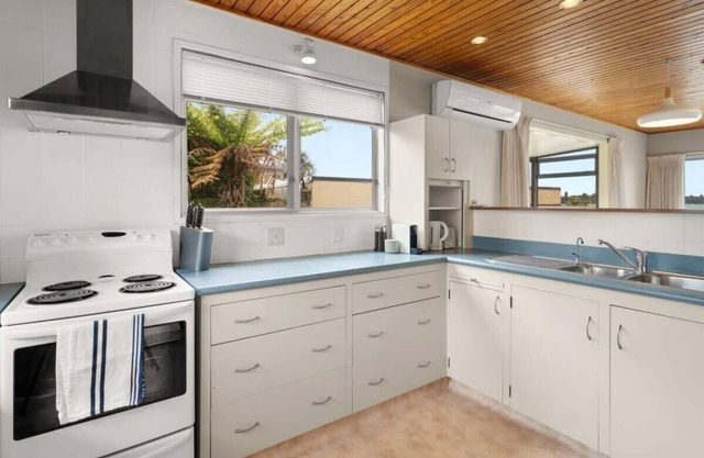 Ultimate Waterfront Retreat: Perfect for Groups and Paddle Boarding Enthusiasts