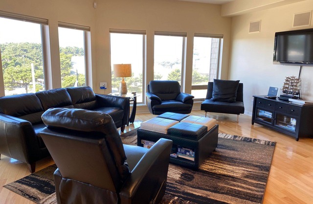 Ultra Modern Condo located in the Heart of Yachats! Walk to everything!