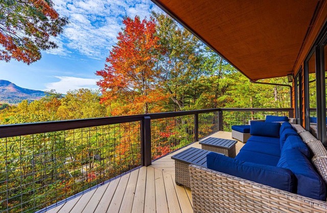 Unbeatable Fall Views from this Stunning Mtn Cabin w/Hot Tub, Wildlife Sightings