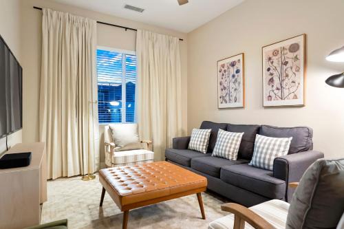 Unbeatable Location Golden Condo - Walk Everywhere