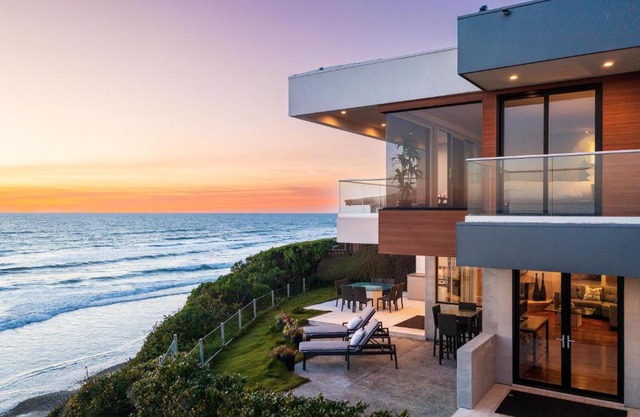 Unbeatable Location - Steps to Moonlight Beach