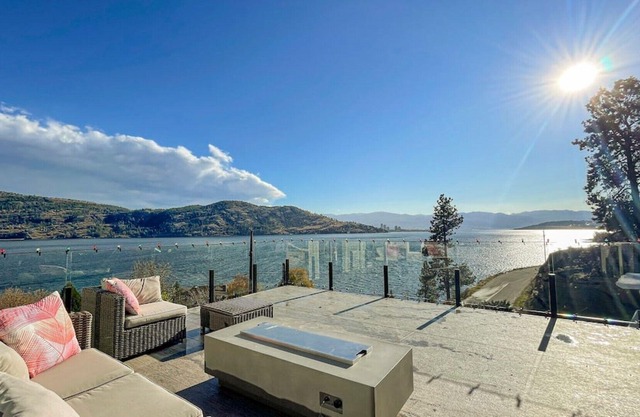 Unbelievable Lake View, ENTIRE HOUSE, Hot Tub,Pool Table, Kid Friendly, Quiet!